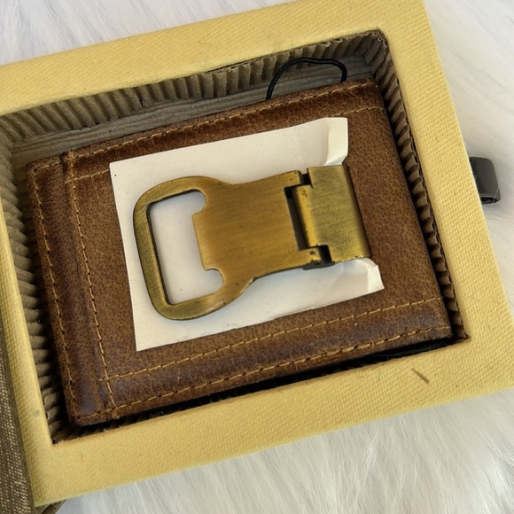 New GUESS Genuine Leather Front Pocket Wallet With Bottle Cap Opener - Picture 5 of 9